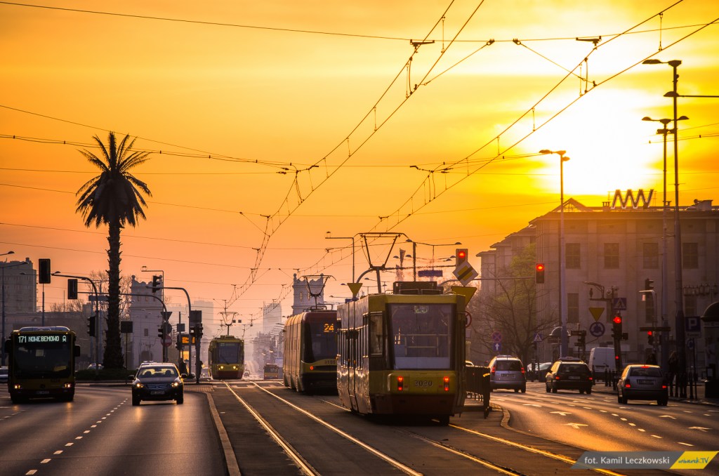 Koronkowe maseczki, foliowe rękawiczki i faszystowska naklejka – warszawski transport publiczny w okresie trochę&nbsp;pandemicznym