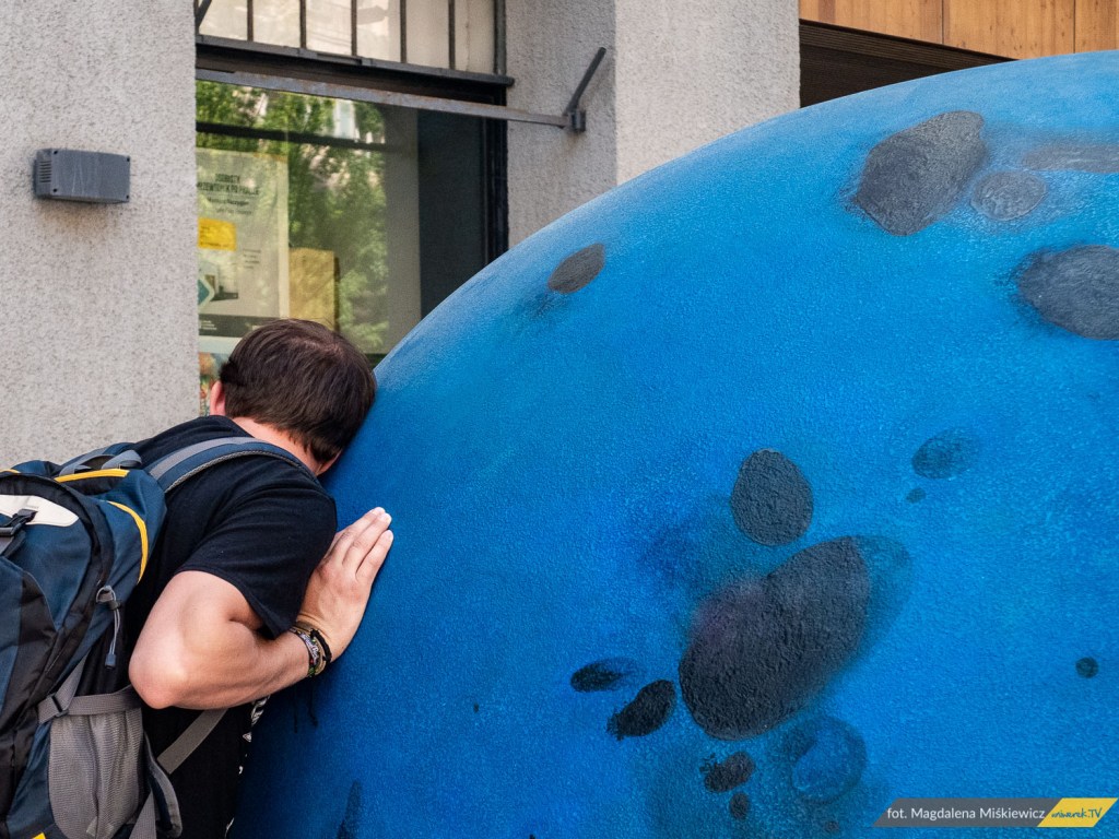 „Pisklę. Drozd Śpiewak”. Rzeźba, do której można się&nbsp;przytulić