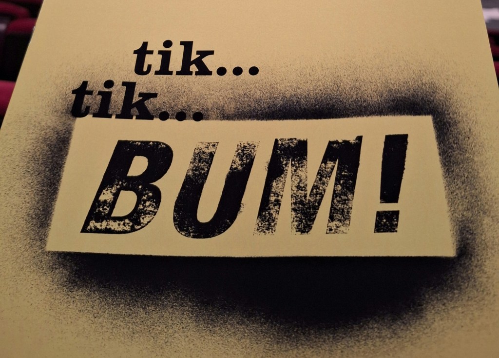 Ciągły wyścig z czasem, czyli recenzja spektaklu „Tik, tik…&nbsp;BUM!”
